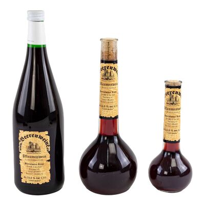 Una bottiglia di vino di prugne