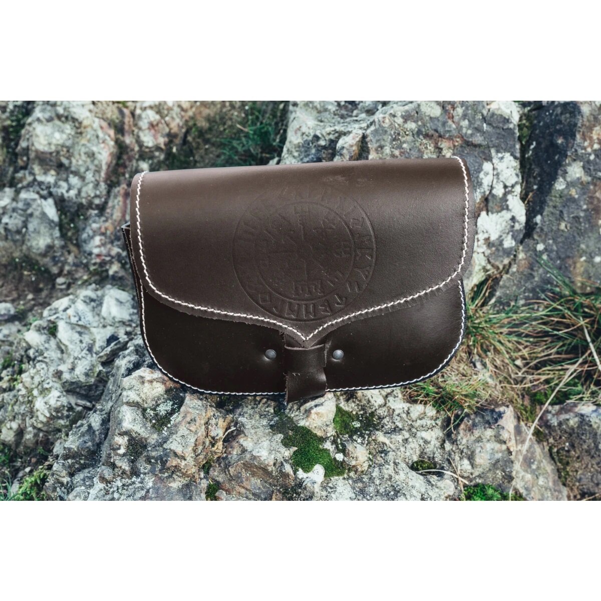 Sac banane viking en cuir brun "Folkvar" avec...