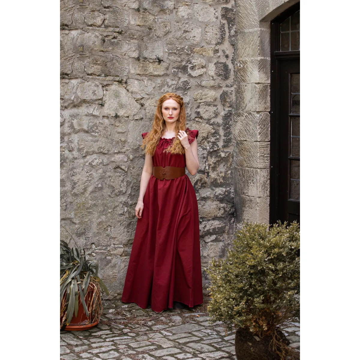 una coppia vestita in abiti medievali