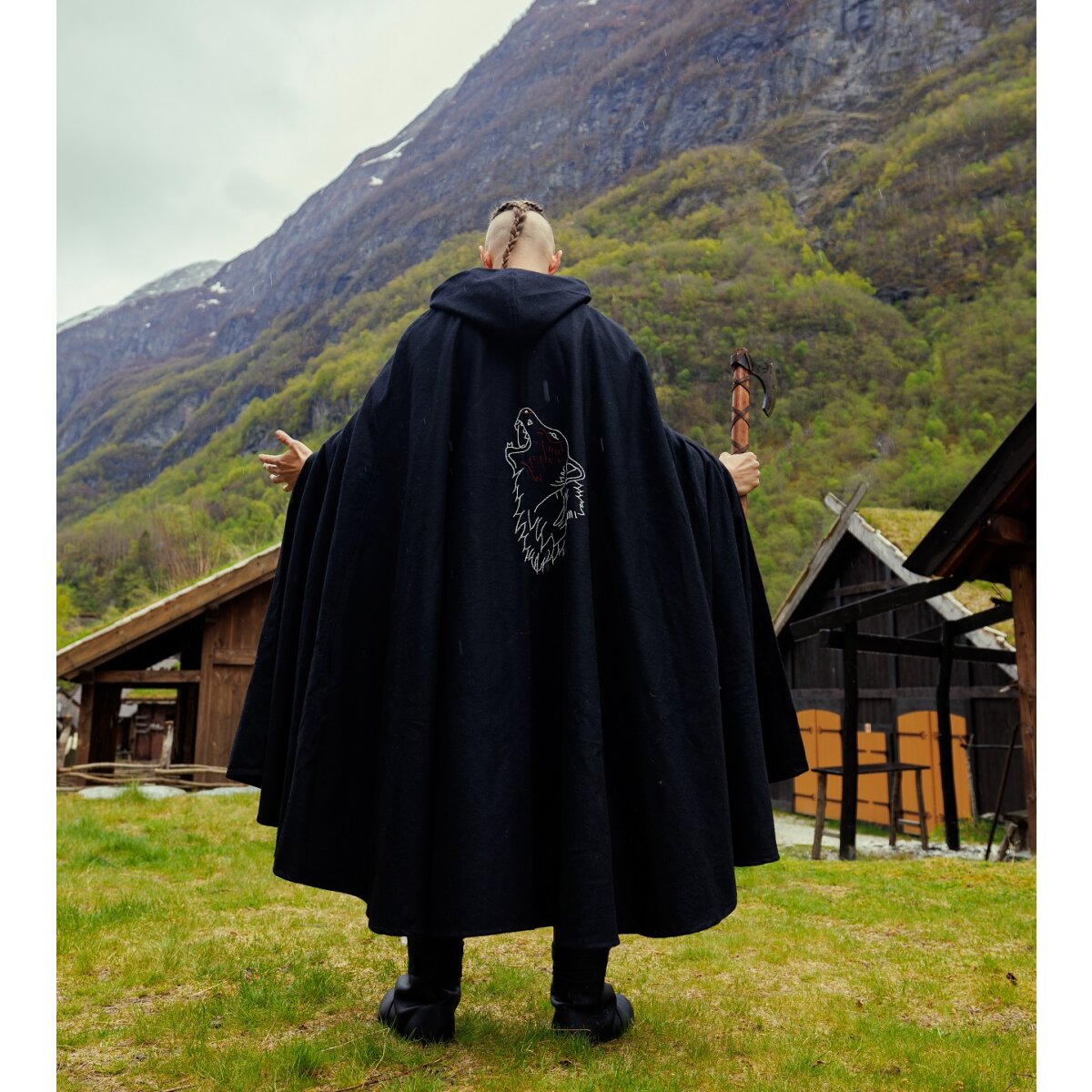 Cape viking avec broderie de loup noir "Alpha